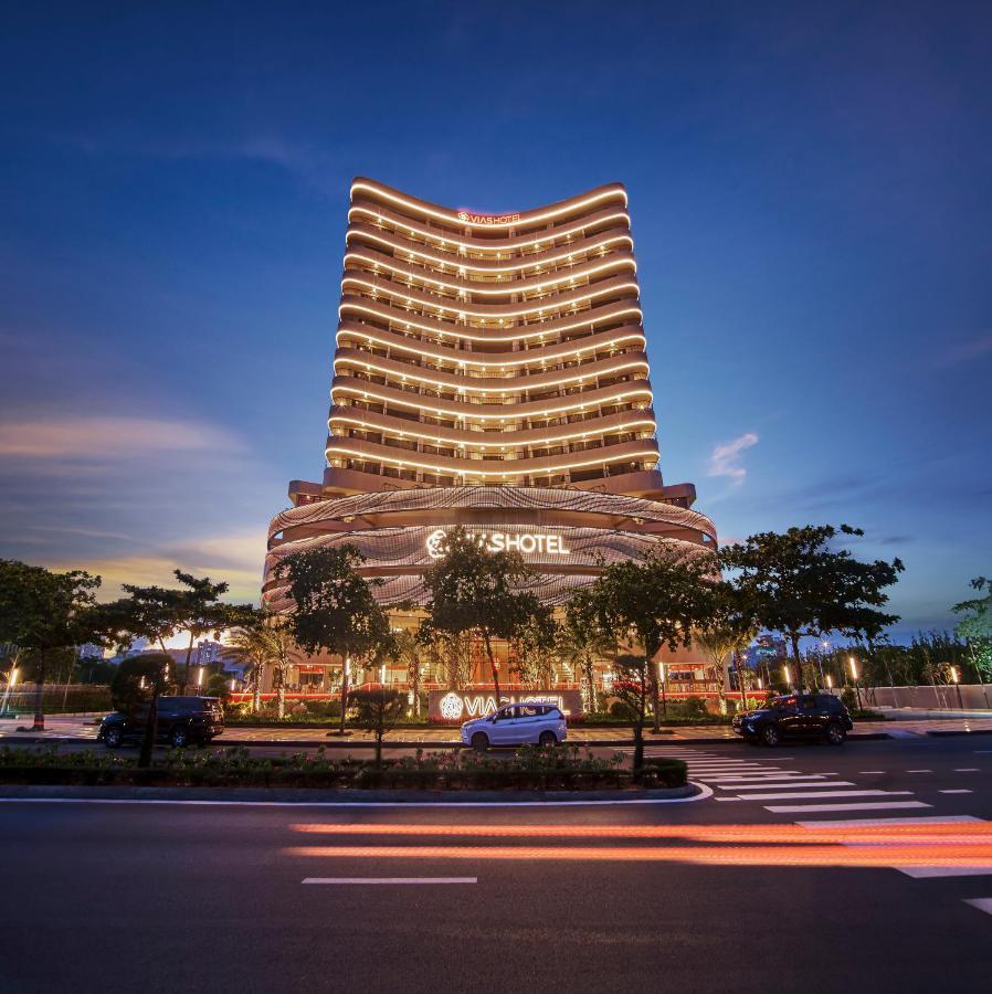 Vias Hotel Vũng Tàu Exterior foto The hotel at night