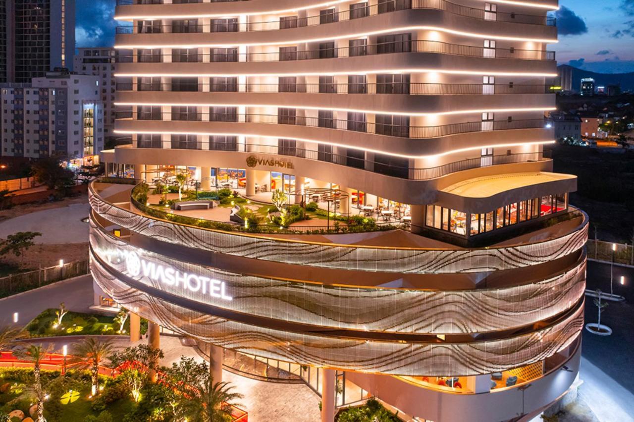 Vias Hotel Vũng Tàu Exterior foto The hotel at night