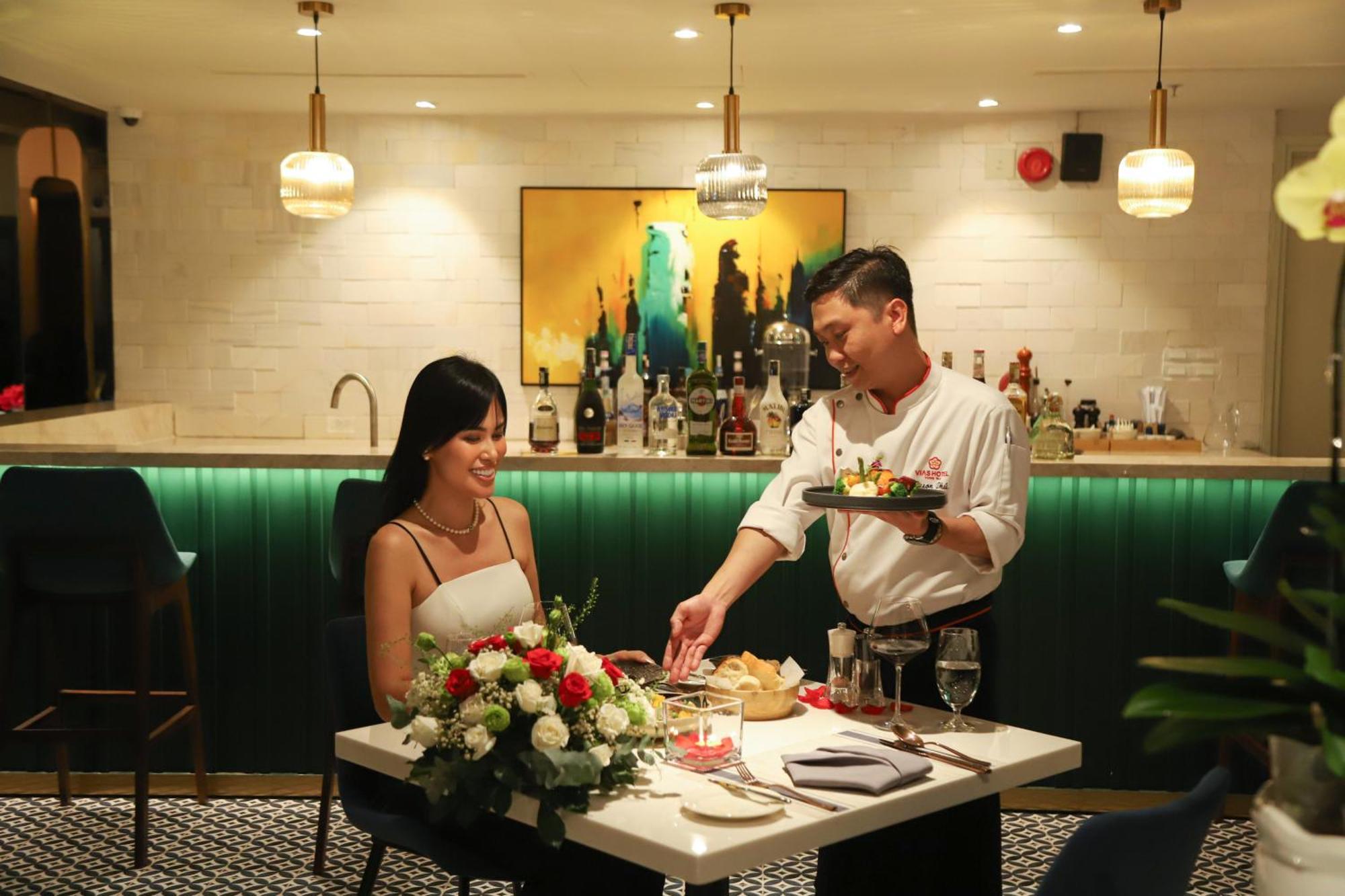 Vias Hotel Vũng Tàu Exterior foto A bartender serving a guest at the bar