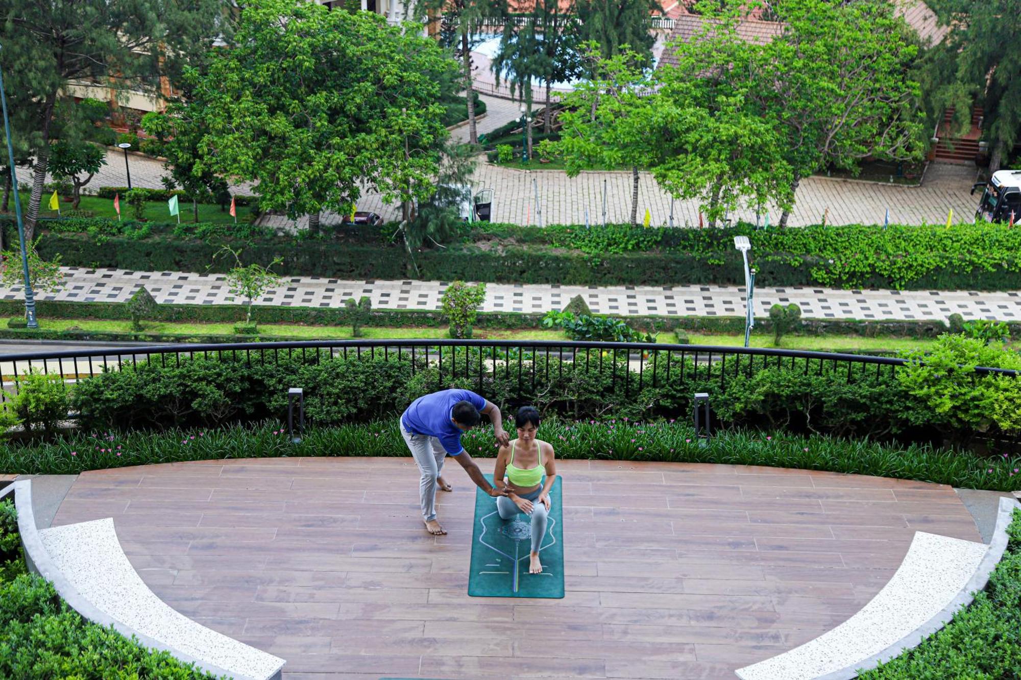 Vias Hotel Vũng Tàu Exterior foto A woman practices yoga at the park